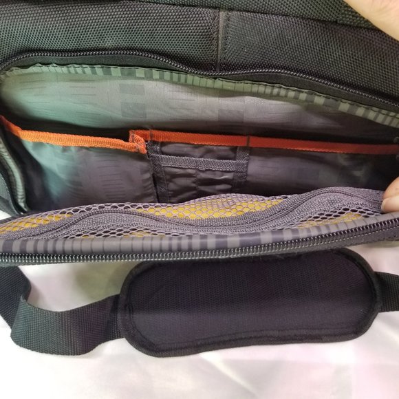 Ricardo Beverly Hills Carry-on Black Nylon Laptop Travel Bag - Picture 9 of 9